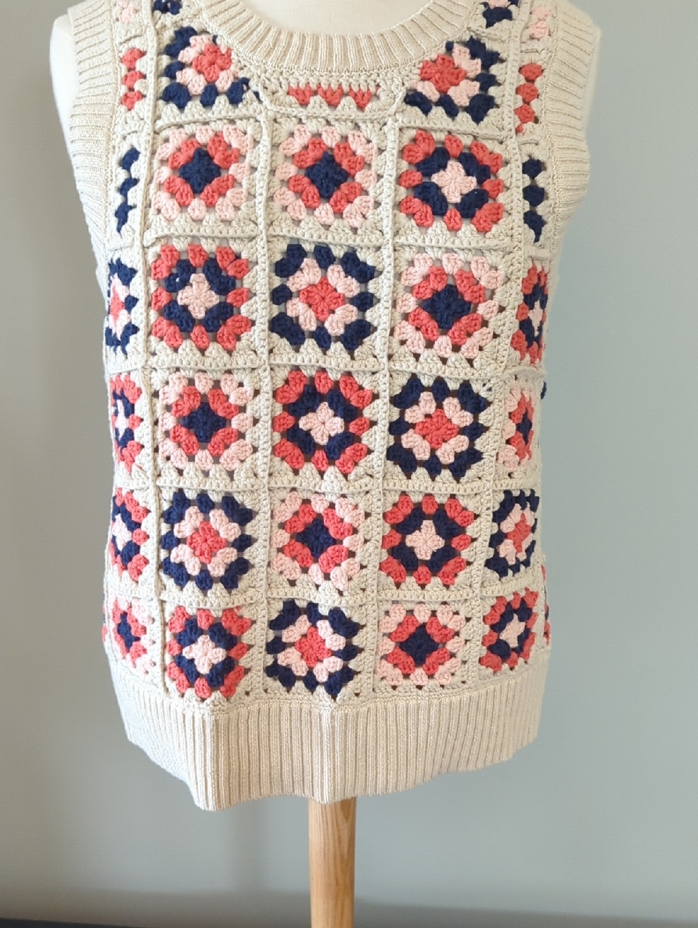 Evereve Granny Square Sleeveless Knit Top In Ivory, Coral And Navy. XL